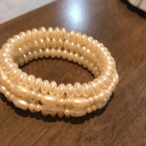 A Stretchy Pearl Bracelet
